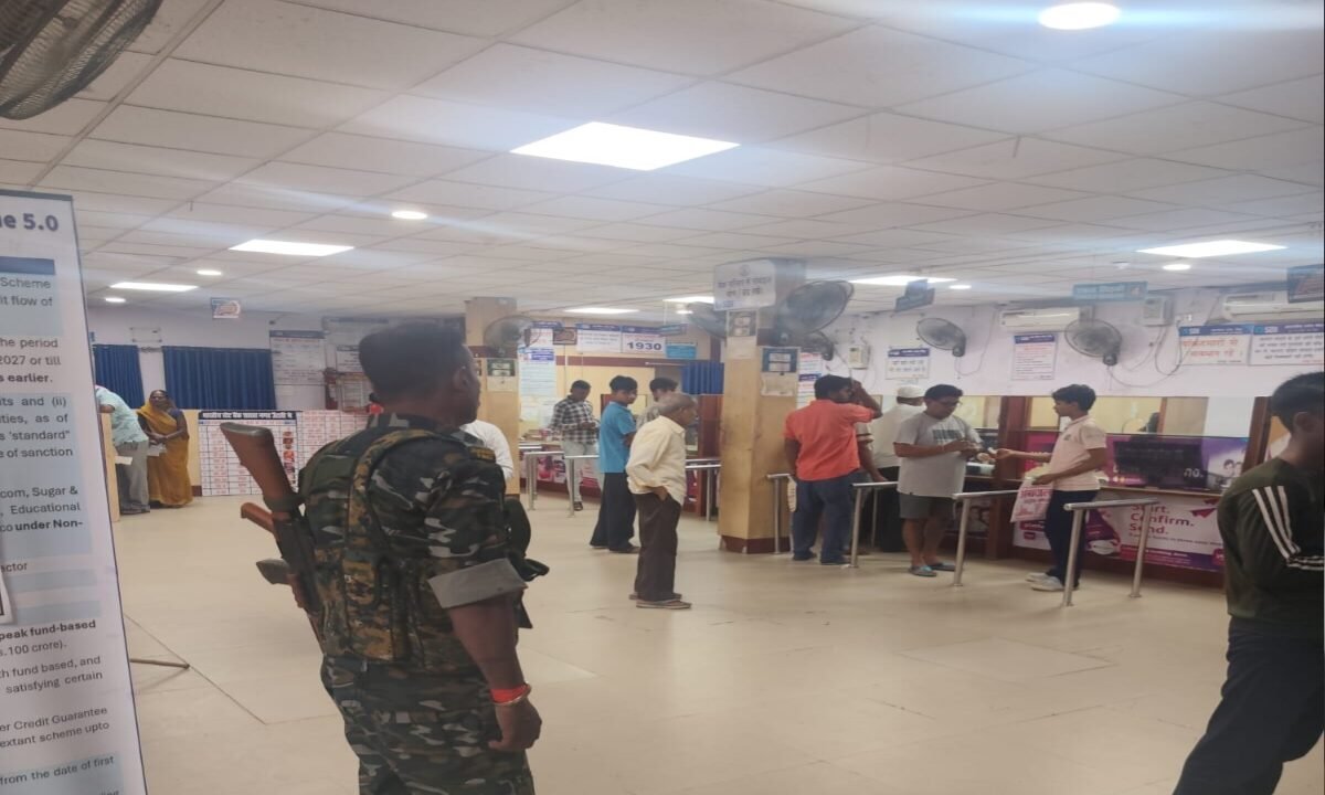 police-watch-security-banks-jewellery-establishments