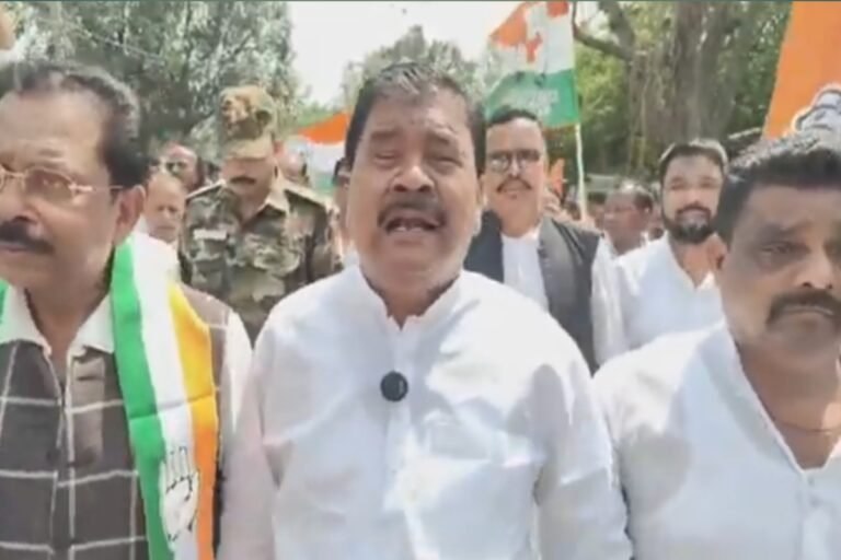 रांची में कांग्रेस का निर्वाचन आयोग कार्यालय घेराव, ज्ञानेश कुमार के इस्तीफे की मांग