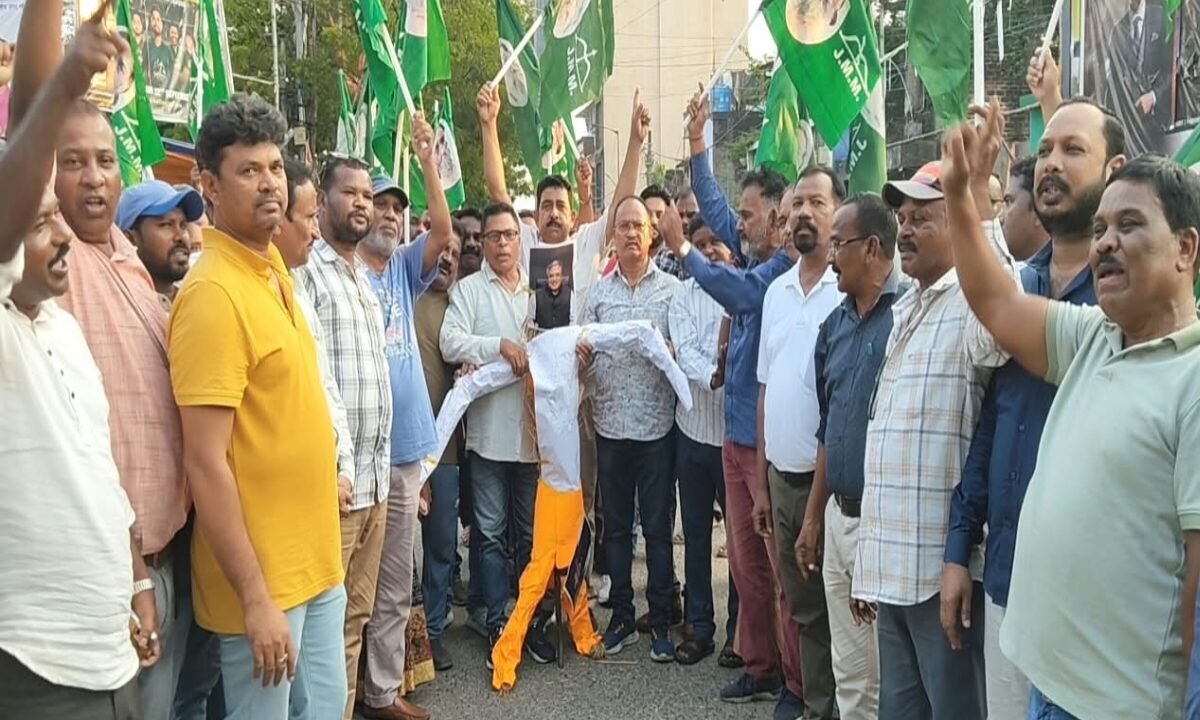 jmm-protests-against-sir-burns-effigy