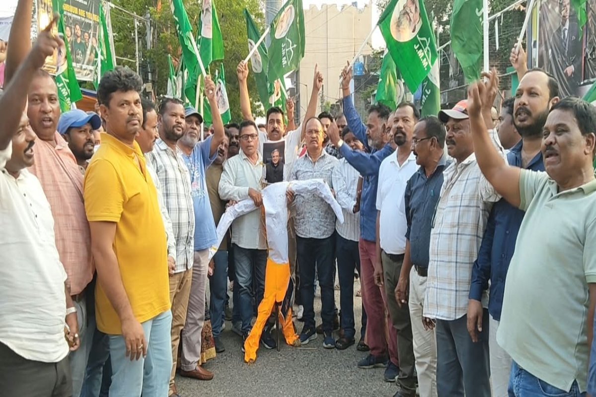 jmm-protests-against-sir-burns-effigy