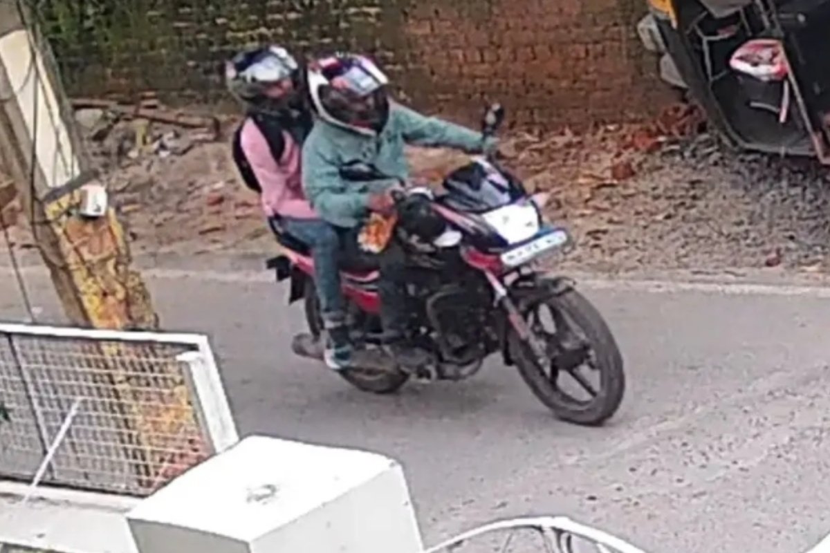two-bike-borne-miscreants-escape-chain