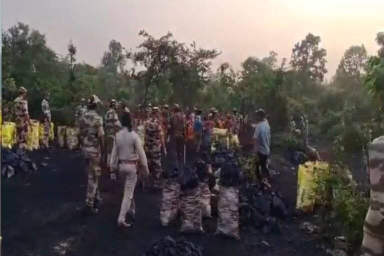 चरकपनिया में CISF का बड़ा एक्शन, 207 टन अवैध कोयला और 18 बाइक जब्त