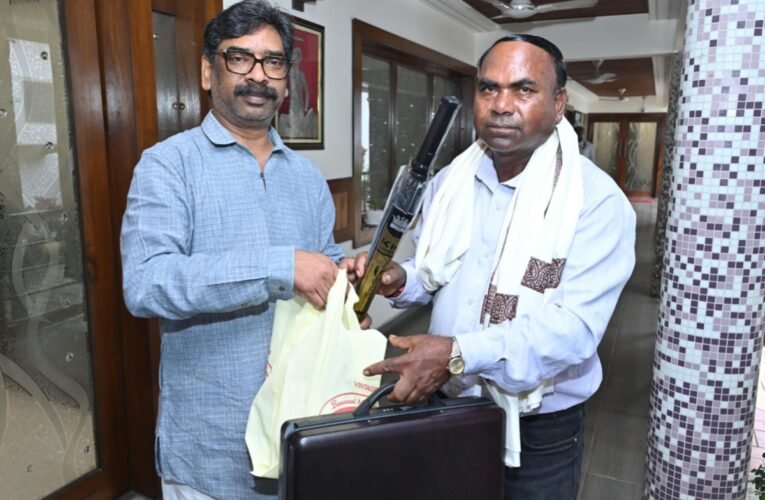 chief-minister-hemant-soren-bids-emotional