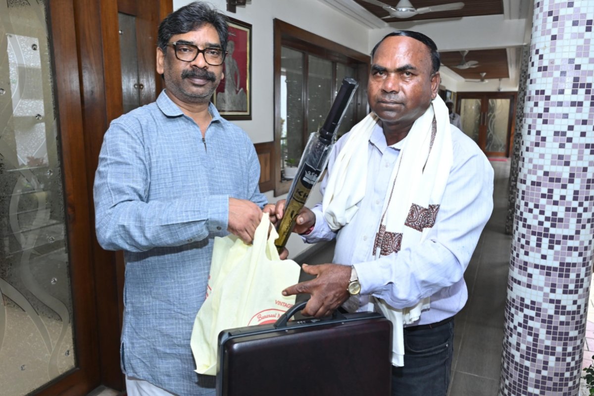 chief-minister-hemant-soren-bids-emotional