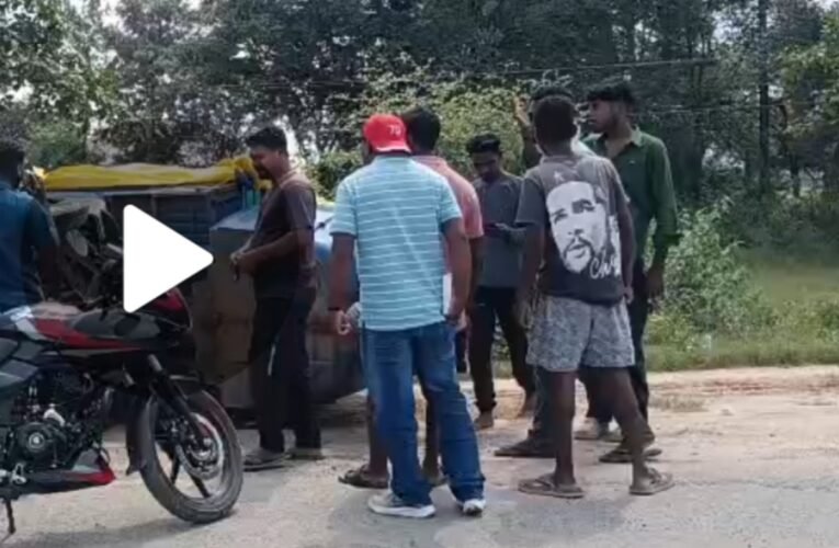 थार की जोरदार टक्कर से मालवाहक ऑटो पलटा, चालक और महिला सुरक्षित