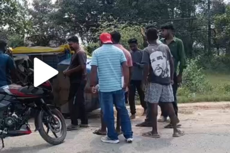 थार की जोरदार टक्कर से मालवाहक ऑटो पलटा, चालक और महिला सुरक्षित