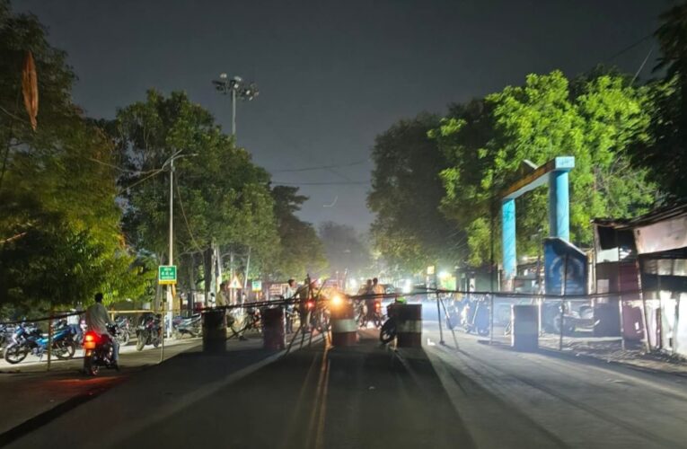 बेरमो में धंसी फुसरो-कथारा मुख्य सड़क, गहरे गड्ढे में तब्दील हुआ हिस्सा; वाहनों की आवाजाही बंद