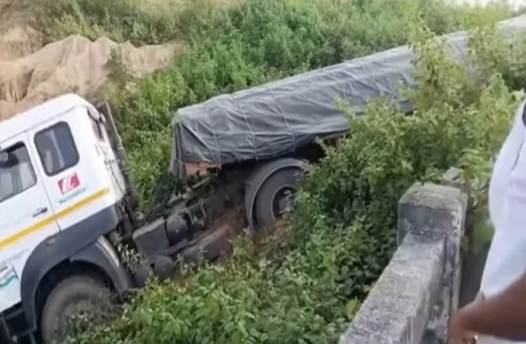 trailer-falls-drain-near-narayan-bridge