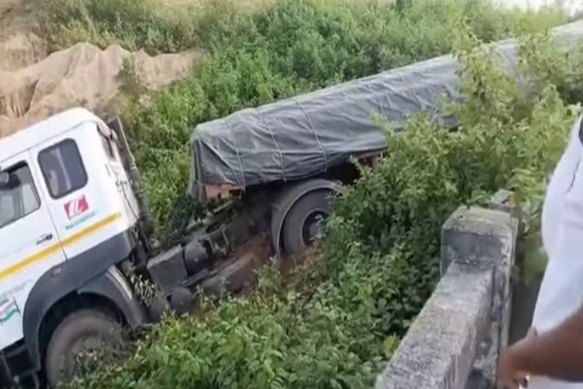 trailer-falls-drain-near-narayan-bridge