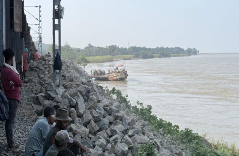 गंगा कटाव से रेलवे की बढ़ी चिंता, डाउन लाइन पर परिचालन बंद; 22 ट्रेनें रद्द, 4 का रूट बदला