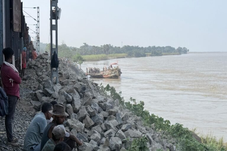 गंगा कटाव से रेलवे की बढ़ी चिंता, डाउन लाइन पर परिचालन बंद; 22 ट्रेनें रद्द, 4 का रूट बदला