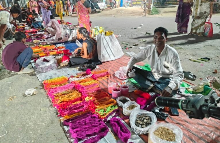 पर्व-त्योहारों में आज भी कायम है गोसाई परिवार की पुश्तैनी पहचान, जितिया, कर्मा और तीज में बढ़ जाती है माला, सिंदूर और पूजा सामग्री की मांग