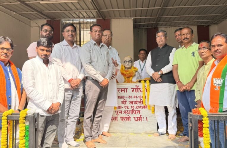 aditya-sahu-pays-tribute-gandhi-shastri
