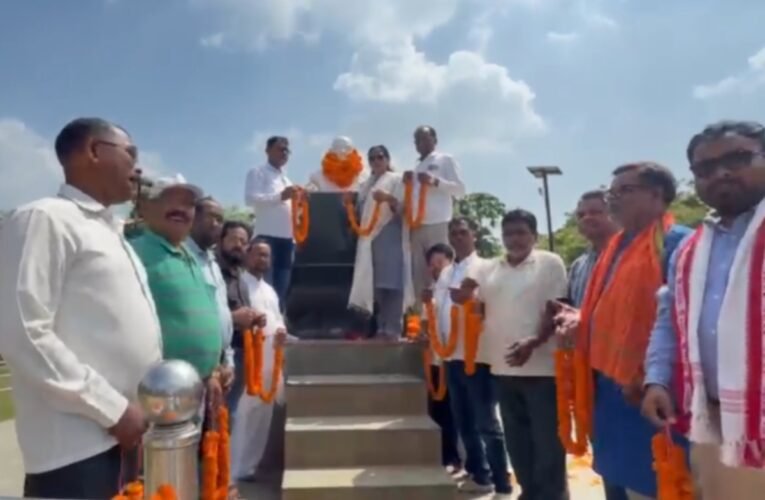 jmm-pays-tribute-gandhi-maidan-gandhi