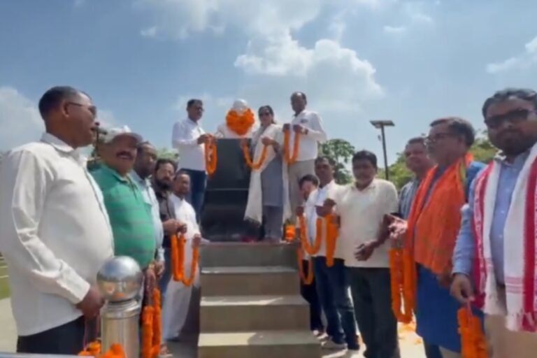 गांधी-शास्त्री जयंती पर झामुमो ने गांधी मैदान में दी श्रद्धांजलि, आदर्शों पर चलने का लिया संकल्प