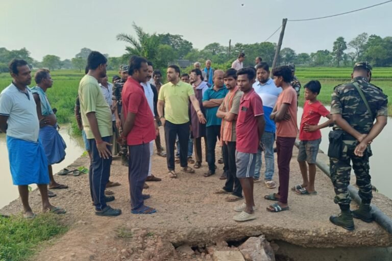 नयाग्राम की जर्जर सड़क पर कुणाल षाड़ंगी ने किया निरीक्षण, डीसी ने जल्द मरम्मत का दिया भरोसा