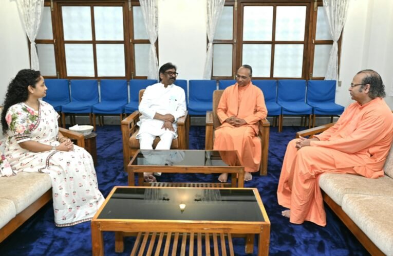 yogada-satsang-visits-ashram-meeting-chief