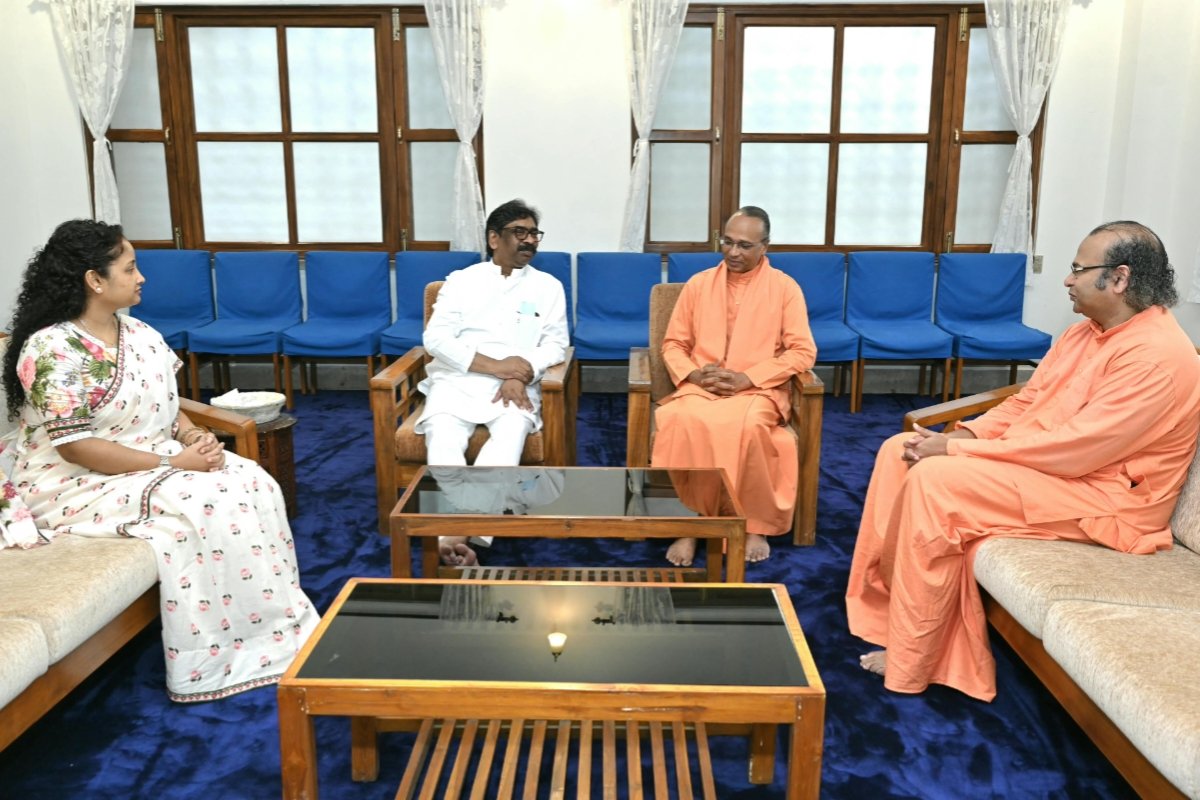 yogada-satsang-visits-ashram-meeting-chief