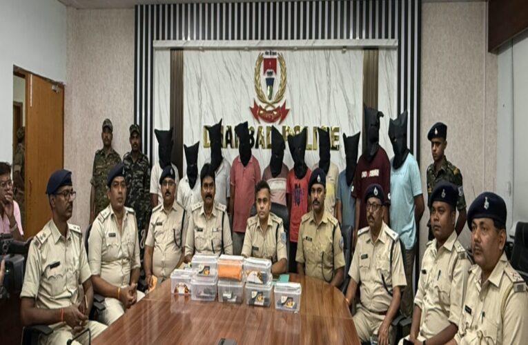धनबाद में आधी रात सबसे बड़ा साइबर रेड! 150 जवानों ने घेरा पूरा गांव, 11 साइबर ठग गिरफ्तार