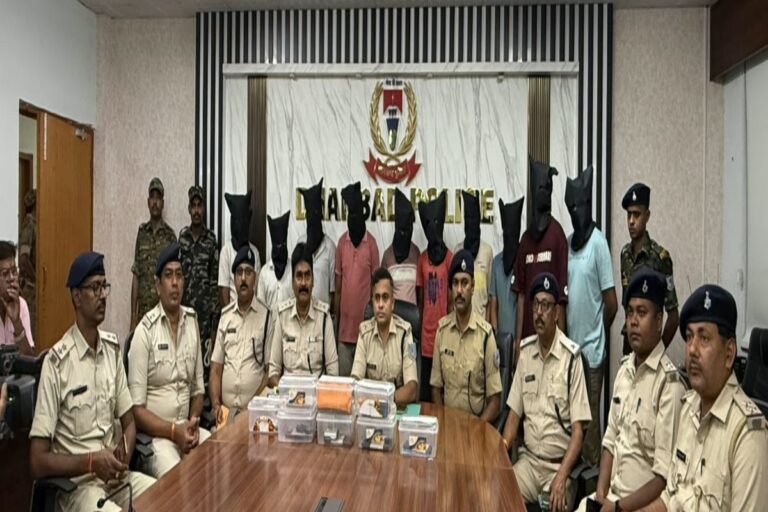 धनबाद में आधी रात सबसे बड़ा साइबर रेड! 150 जवानों ने घेरा पूरा गांव, 11 साइबर ठग गिरफ्तार
