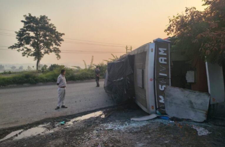 NH-33 पर पलटी कोलकाता-रांची जा रही शिवम बस, 20 से अधिक यात्री घायल