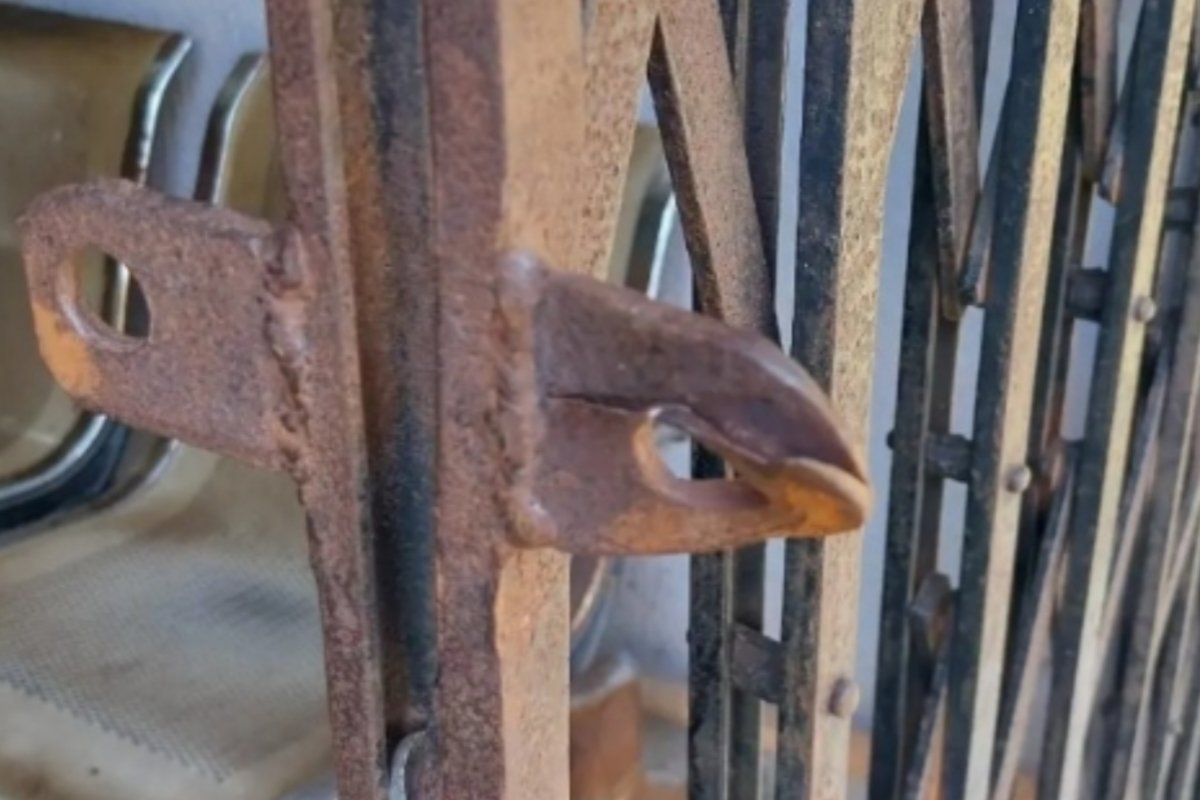 attempted-theft-bank-india-seraikela-lock