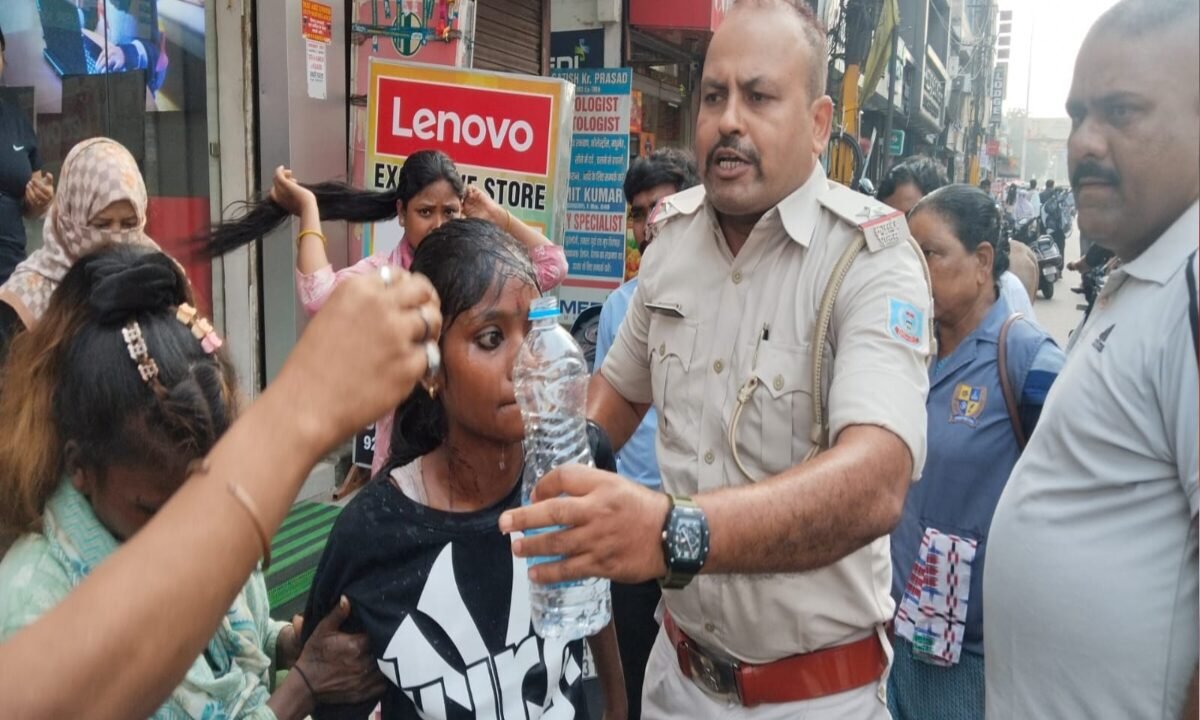 policeman-comes-forward-help-girl-lying