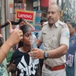 सड़क पर बेहोश पड़ी युवती की मदद को आगे आया पुलिसकर्मी, जमशेदपुर में दिखा खाकी का मानवीय चेहरा policeman-comes-forward-help-girl-lying