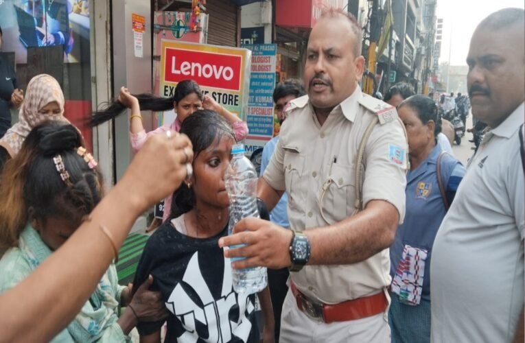 policeman-comes-forward-help-girl-lying