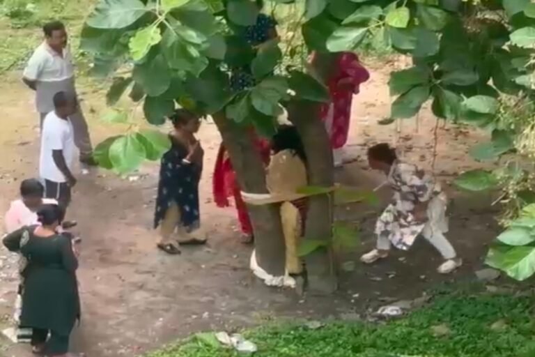 धनबाद में पैसे के विवाद में महिला को पेड़ से बांधकर पीटा, वीडियो वायरल; एक आरोपी गिरफ्तार