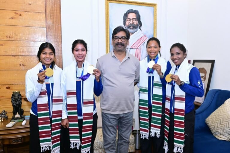एशियन गेम्स में स्वर्णिम इतिहास रचने वाली झारखंड की बेटियों से मिले CM हेमंत सोरेन, ऐतिहासिक जीत पर दी बधाई