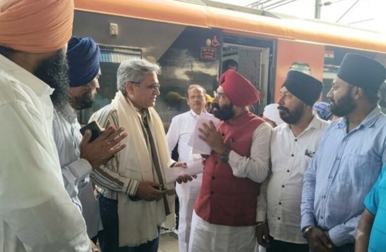 protest-against-closure-jallianwala-bagh-express