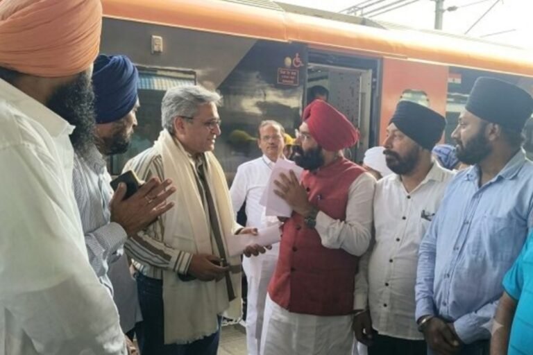 जमशेदपुर : कोहरे के नाम पर जलियांवाला बाग एक्सप्रेस बंद करने का विरोध, एजीएम से मिले सतबीर सिंह सूमो