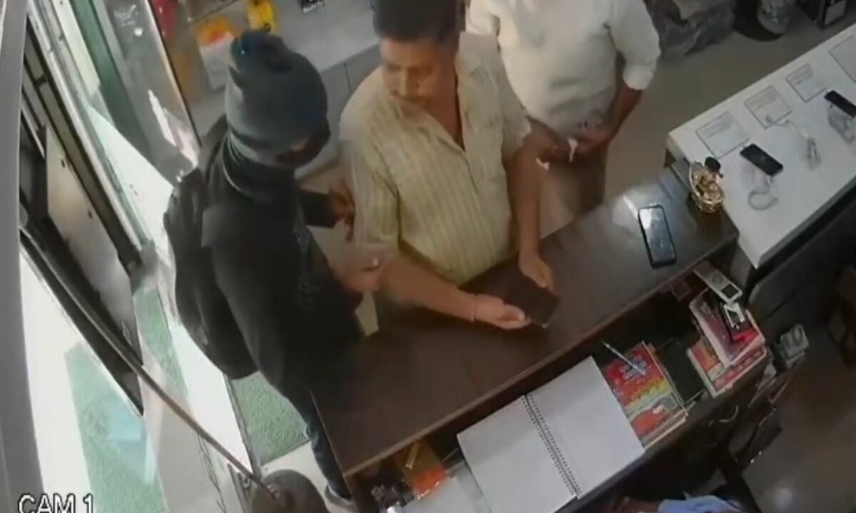 attempted-robbery-mobile-showroom-threatening-blow