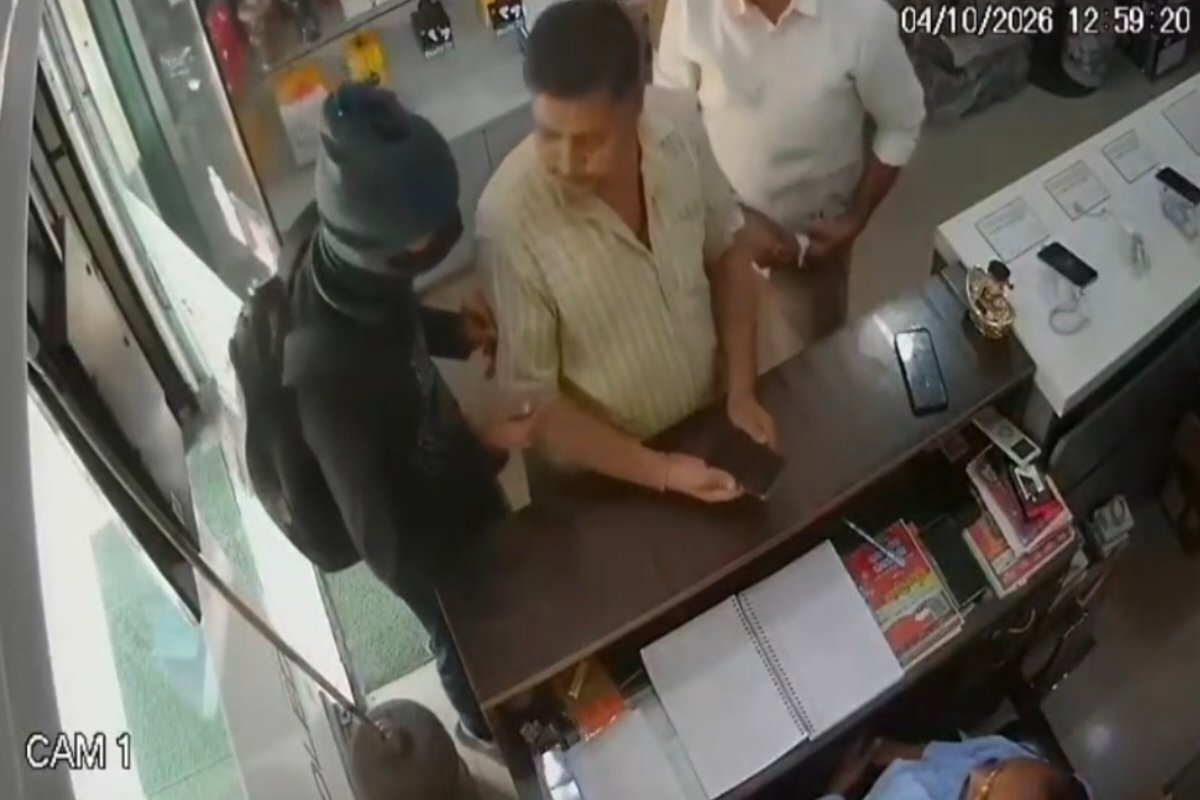 attempted-robbery-mobile-showroom-threatening-blow