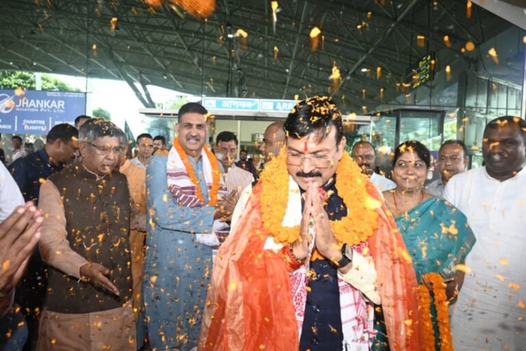झारखंडी परंपरा और ढोल-नगाड़ों के बीच भाजपा के नए प्रदेश प्रभारी का रांची में भव्य स्वागत