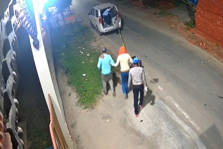 शटर तोड़ा, SBI का ATM उखाड़ा और जाइलो पर लादकर ले गए चोर, सुबह खुला राज तो मचा हड़कंप