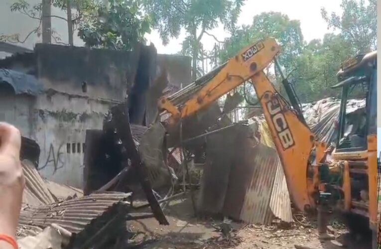 जमशेदपुर में सरकारी जमीन से अतिक्रमण हटाने का अभियान तेज, 17 दुकानें हटाईं