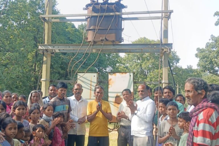 हसुरपानी में लगा 25 KVA का नया ट्रांसफार्मर, ग्रामीणों को बिजली संकट से राहत