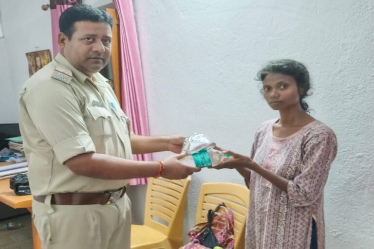 भूखी-प्यासी भटक रही युवती के लिए पुलिस बनी उम्मीद की किरण, सुरक्षित आश्रय केंद्र पहुंचाया