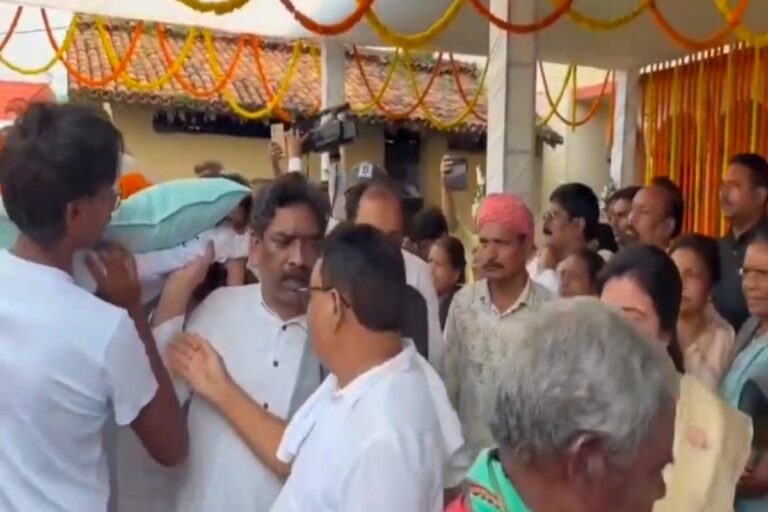 रूपी सोरेन का पार्थिव शरीर पहुंचा नेमरा, अंतिम दर्शन के लिए उमड़ा जनसैलाब