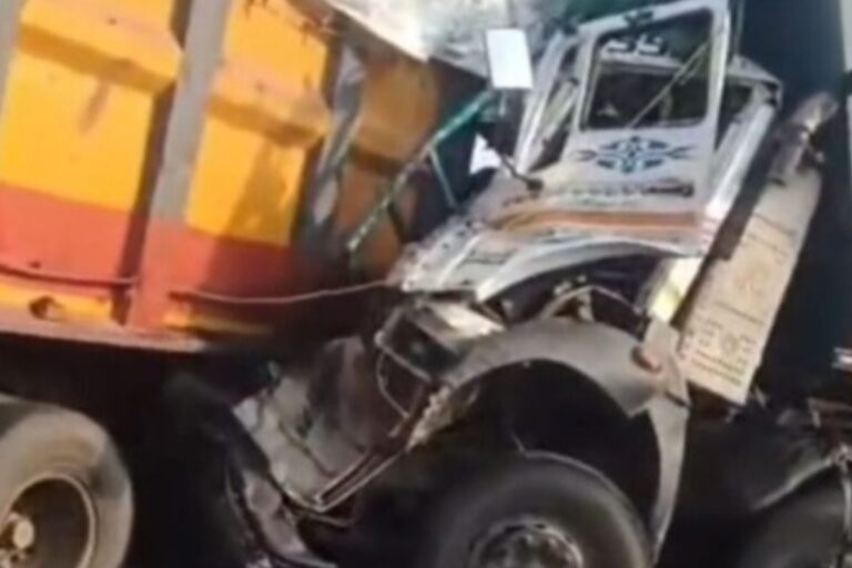हाठु गांव के पास भीषण सड़क हादसा, हाइवा चालक-खलासी की मौत