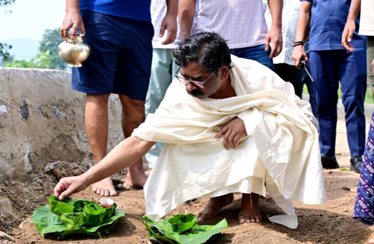 cm-hemant-soren-performs-traditional-rituals