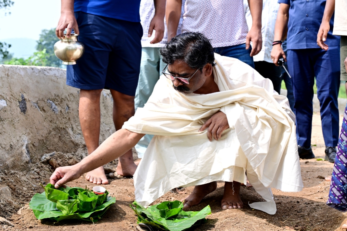 cm-hemant-soren-performs-traditional-rituals