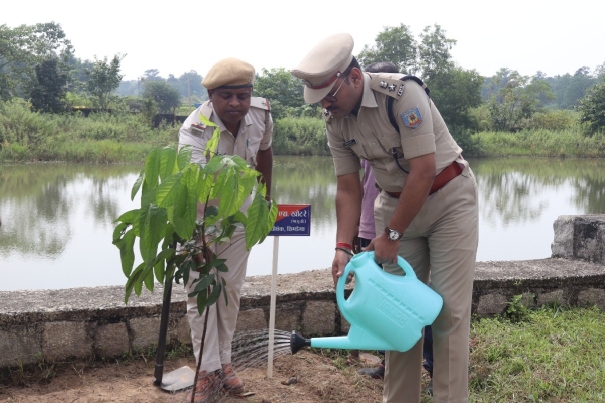 simdega-police-plant-250-saplings-aim