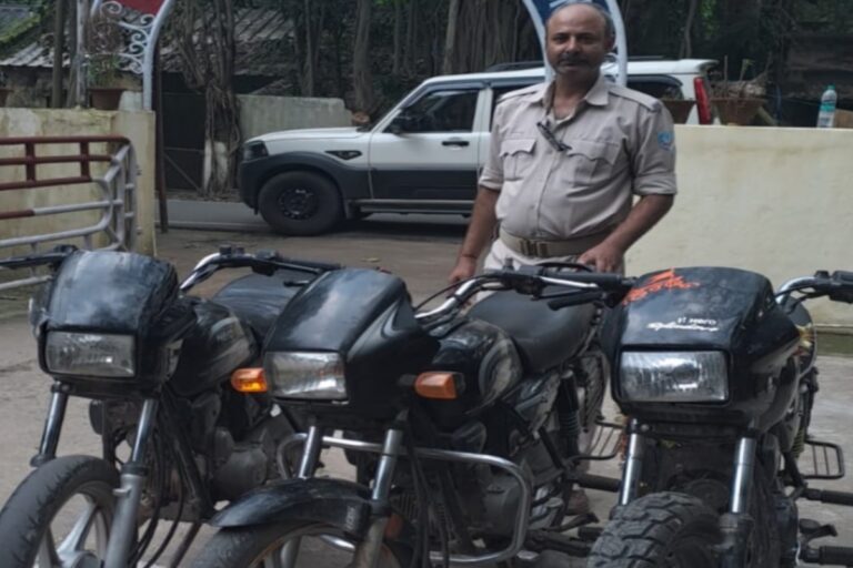टेल्को पुलिस ने चोरी की तीन बाइक और दो मोबाइल किए बरामद, तीन किशोर निरुद्ध
