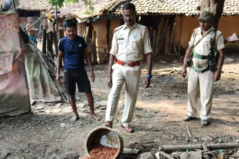 सिमडेगा में अवैध शराब के खिलाफ अभियान, 178 किलो जावा महुआ और 15 लीटर शराब नष्ट