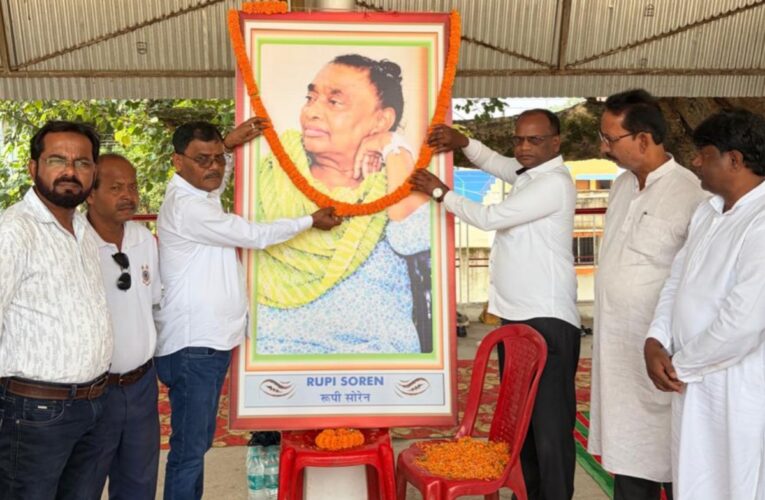 jmm-simdega-pays-tribute-rupi-soren
