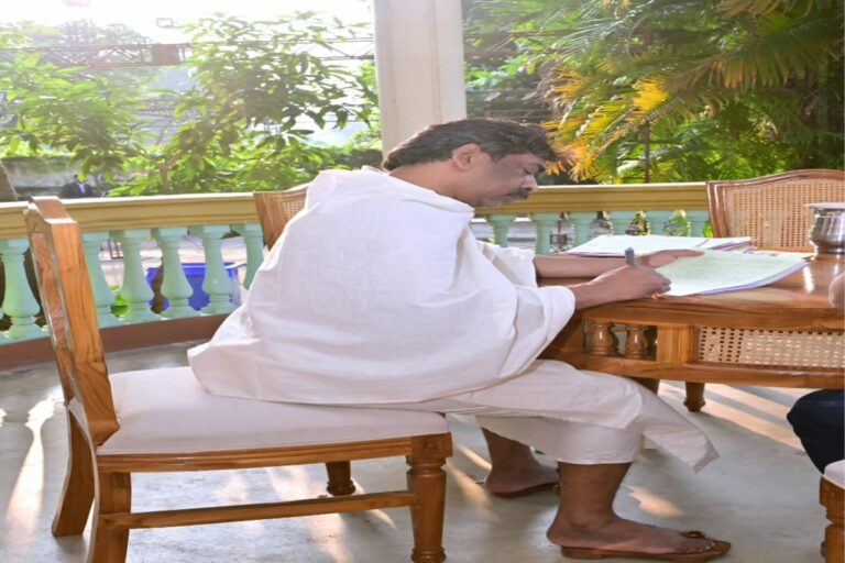 व्यक्तिगत दुःख से बड़ा राजधर्म: माँ के निधन के बीच भी सरकारी फाइलों का निपटारा कर रहे मुख्यमंत्री हेमंत सोरेन