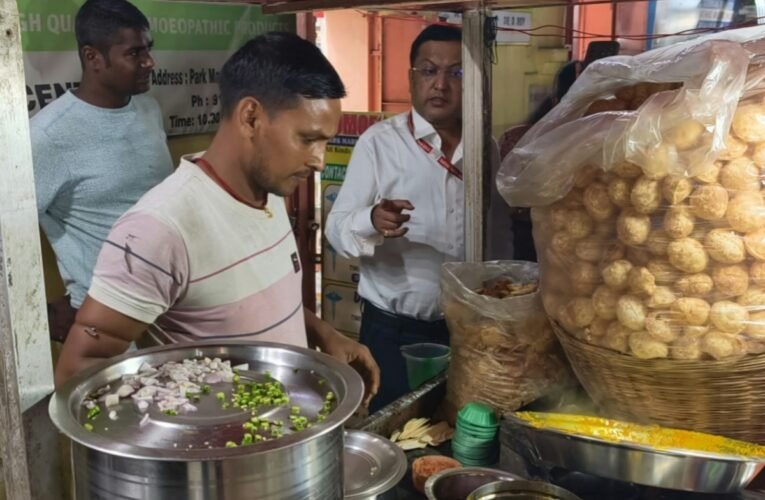 धनबाद में खाद्य सुरक्षा विभाग की छापेमारी, कई दुकानों के छोले और मिठाइयों में मिला रासायनिक रंग